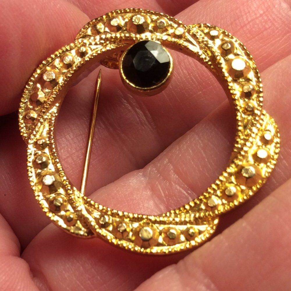 Vintage Gold Wreath with Deep Red Ruby Brooch